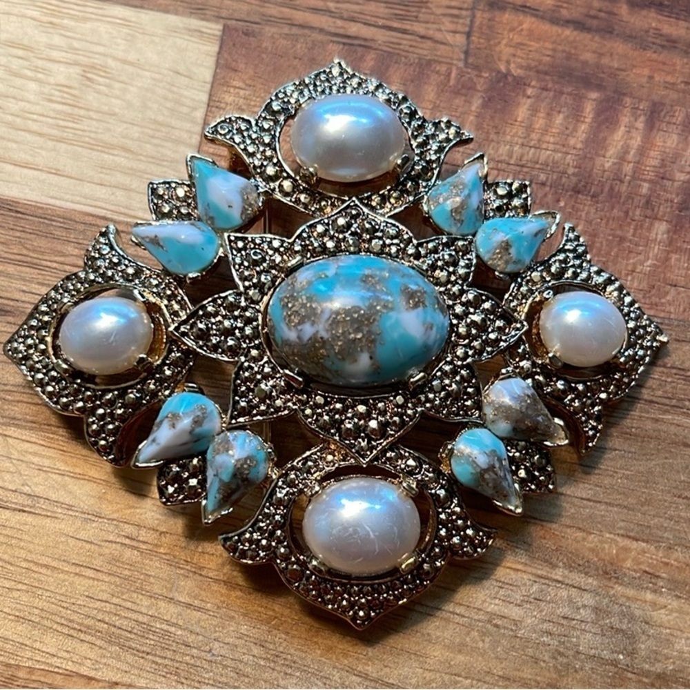 Sarah Coventry Signed Vintage Gold Tone Embellished Large Brooch. P20